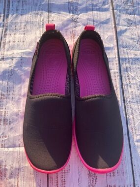 Crocs Black Slip-On Shoes with Pink Soles size 7
